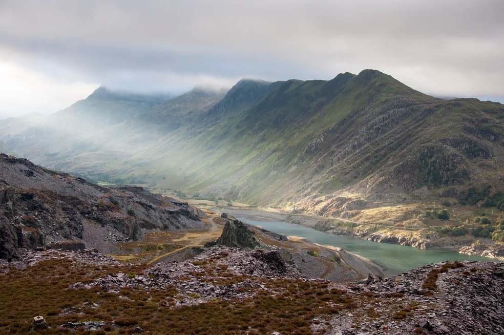 Vista de Llyn Peris abaixo da pedreira de Dinorwig, no condado de Gwynedd, País de Gales  — Foto: Getty Images/R A Kearton