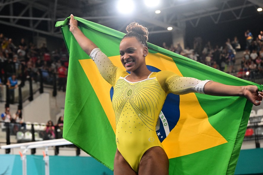 Rebeca Andrade comemorando o título mundial de ginástica.