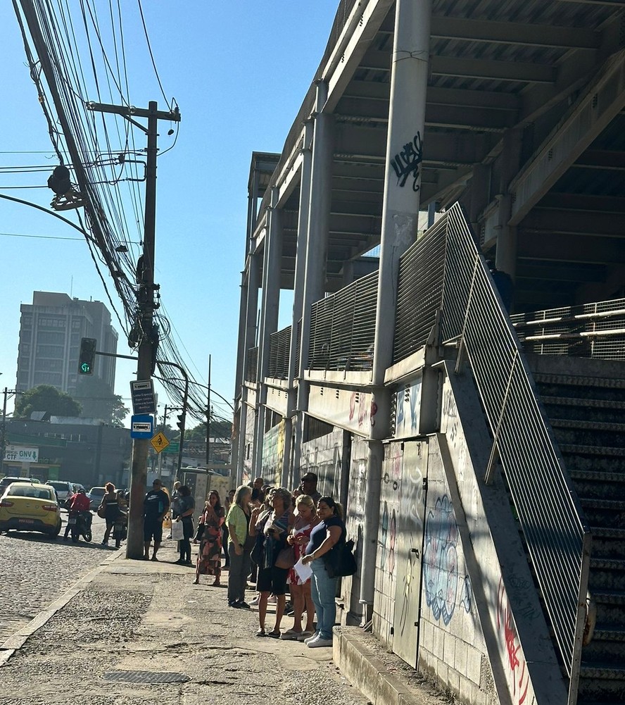 Passageiros nas proximidades da estação de São Cristóvão.