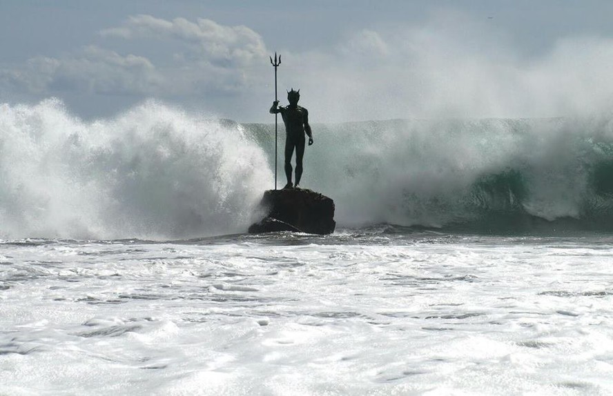 Estátua de Netuno em mar da Espanha.