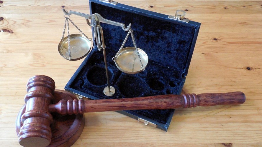 Martelo de juiz e balança da justiça. Foto: VisualHunt / Pixabay