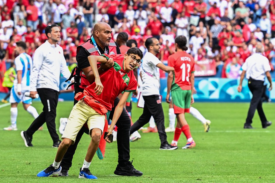 Torcedores marroquinos invadem o campo após empate com a Argentina