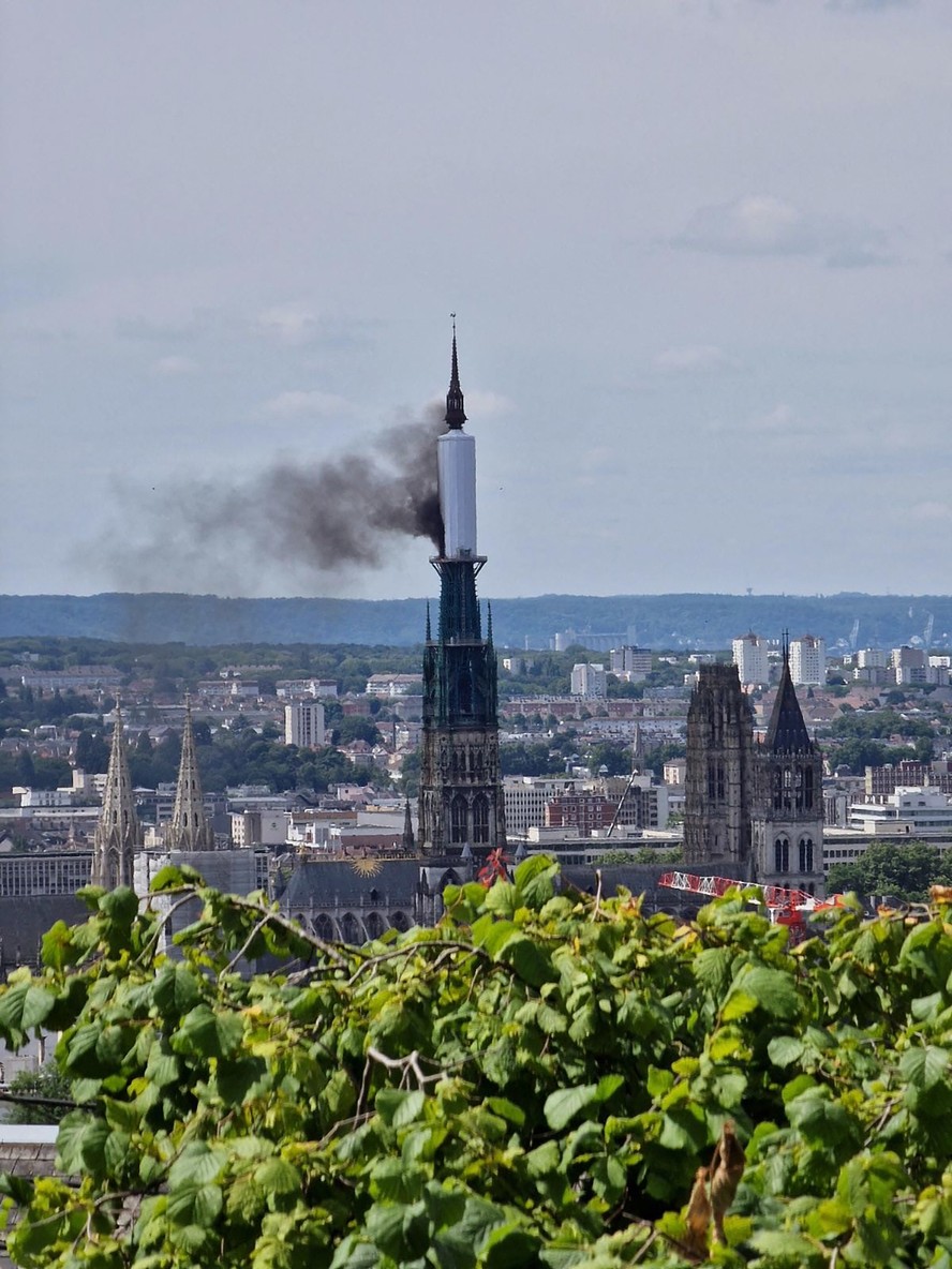 Catedral gótica de Rouen em chamas