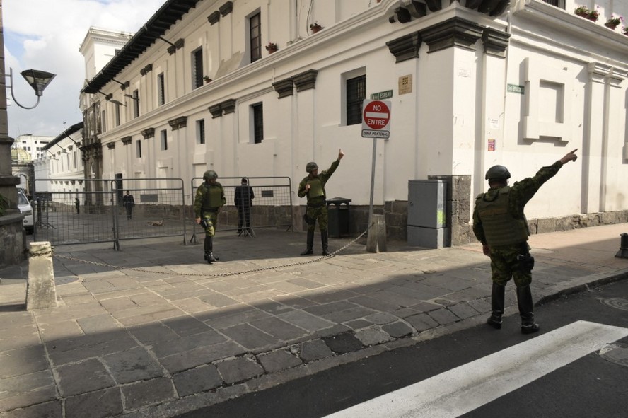 Policiais em volta do palácio presidencial no Equador