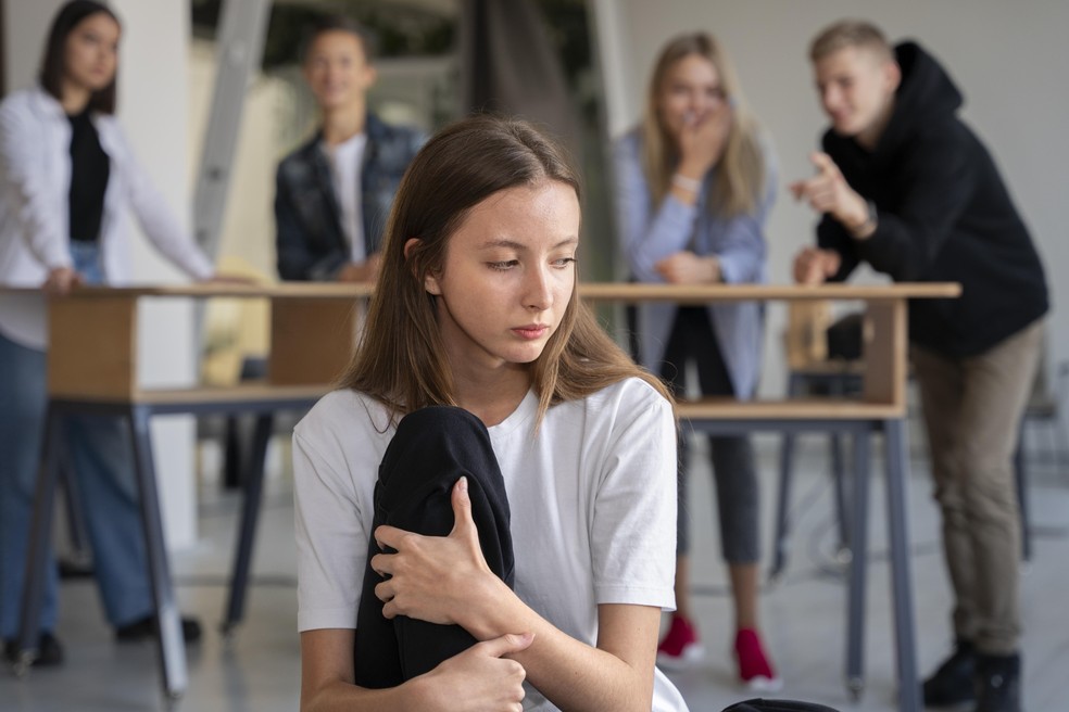 Menina sofrendo bullying por colegas na escola — Foto: Freepik