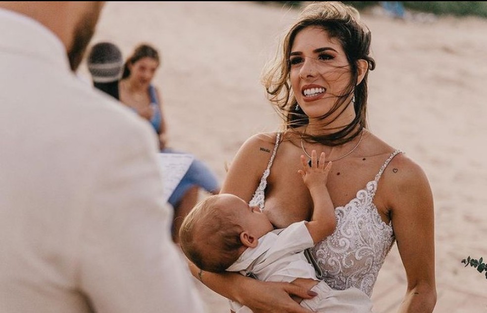 Bárbara amamentando o filho Filippo durante o casamento (Foto: Reprodução Instagram) — Foto: Crescer