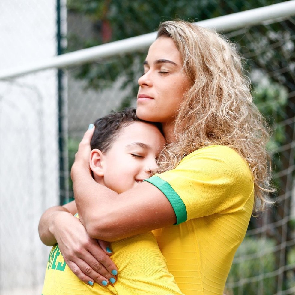 Tamires e o filho Bernardo — Foto: Reprodução/Instagram