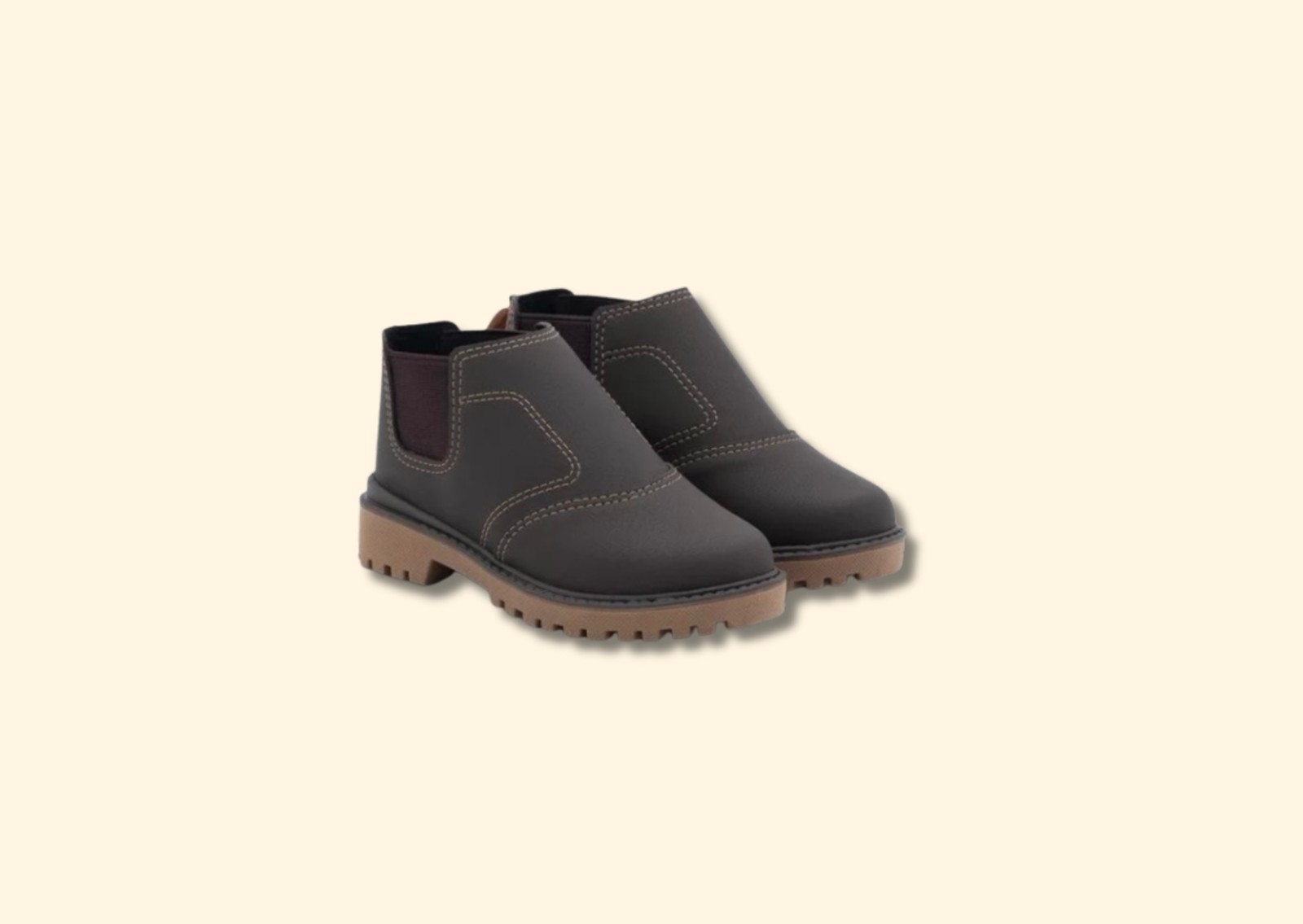 Bota Chelsea Infantil Com Sola Tratoradinha | R$119,90 | Tamanhos do 20 ao 27 | lojasrenner.com.br | De cano baixo e bico arredondado, tem elástico nas laterais, puxador no calcanhar e sola tratoradinha — Foto: Divulgação