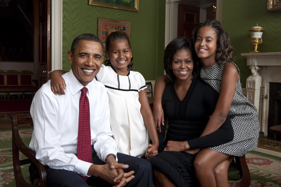 Barack Obama, a filha Malia Obama, a ex-primeira-dama Michelle Obama e a filha Sasha Obama posam para um retrato na Sala Verde da Casa Branca em 1º de setembro de 2009 — Foto: Annie Leibovitz/Casa Branca