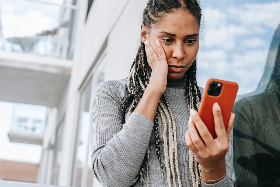 Não dá mais para fugir da realidade atual que vemos nas redes e ao nosso redor: "Tudo está escancarado. Há um tempo novo em curso", diz Denise Fraga — Foto: Alex Green no Pexels