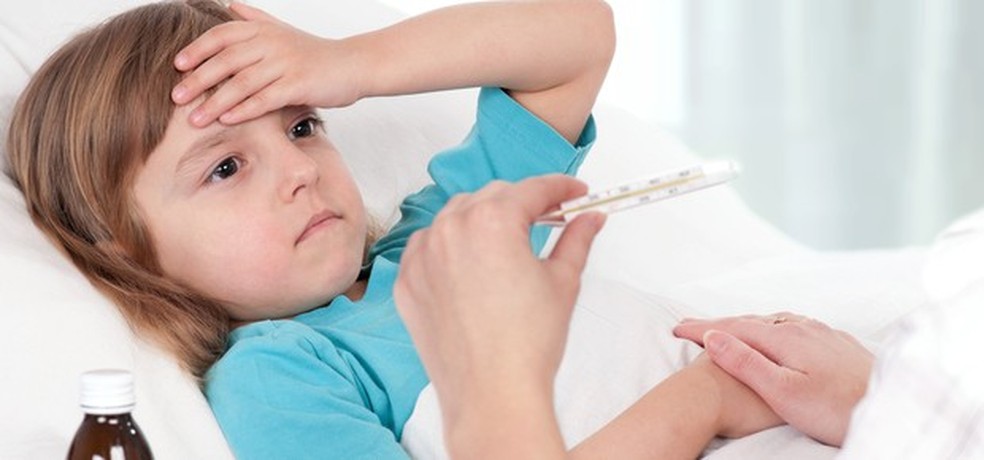 Criança doente com febre (Foto: Shutterstock) — Foto: Crescer