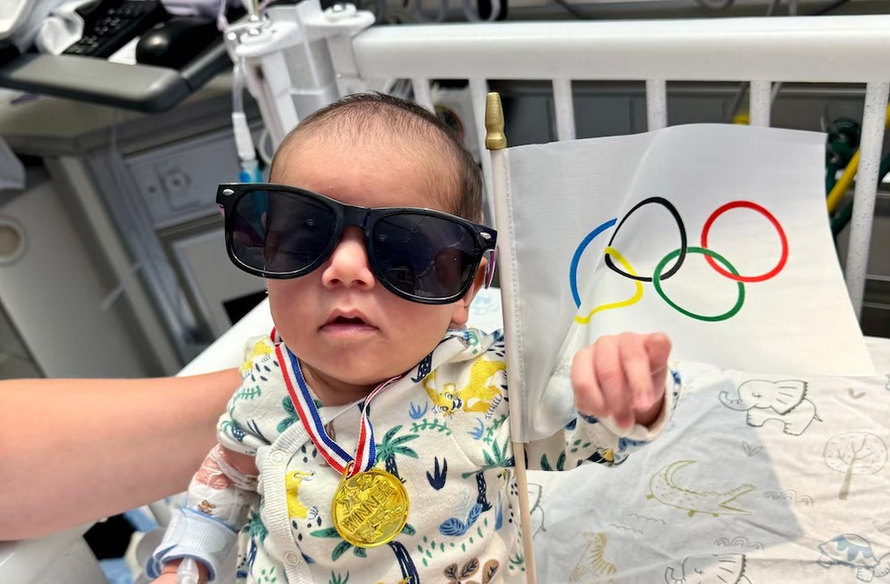 Bebê já com a medalha de campeão — Foto: Reprodução Good Morning America