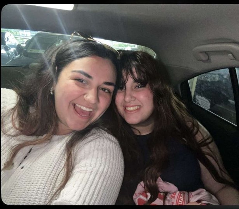 Fátima, 19, na foto com sua irmã Zahra — Foto: Reprodução Mirror