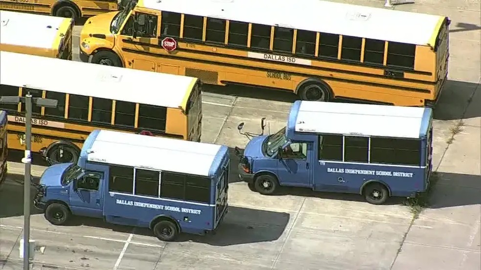 O ônibus estava parado em um estacionamento — Foto: Reprodução/FOX 4