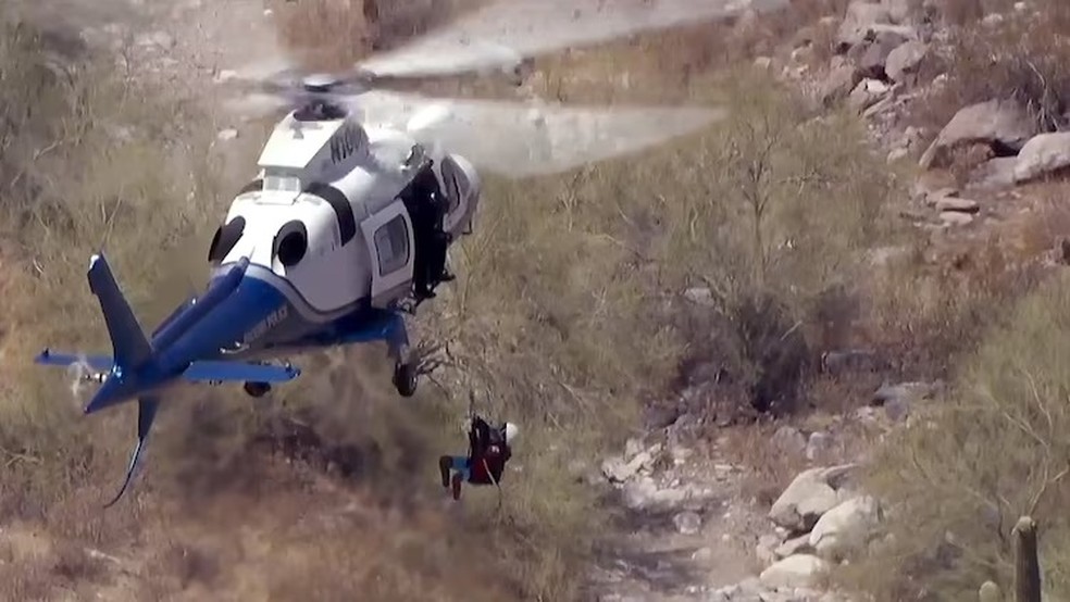 Pessoas são resgatadas de trilha no Arizona — Foto: Reprodução KNXV