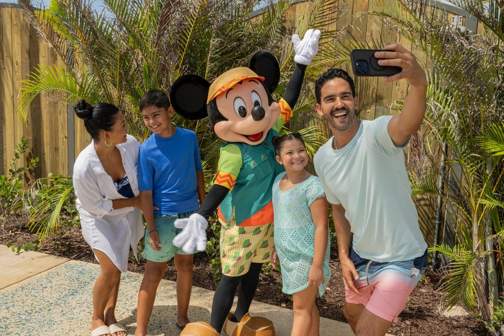 Na Lookout Cay, nas Bahamas, Mickey e sua turma incorporam estampas e texturas locais — Foto: Divulgação