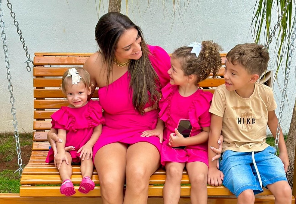 Brenda com os três filhos e grávida do quarto — Foto: Reprodução/Instagram