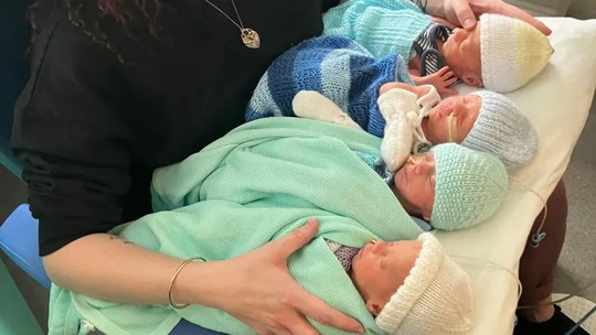 Mãe celebra nascimento de quadrigêmeos raros