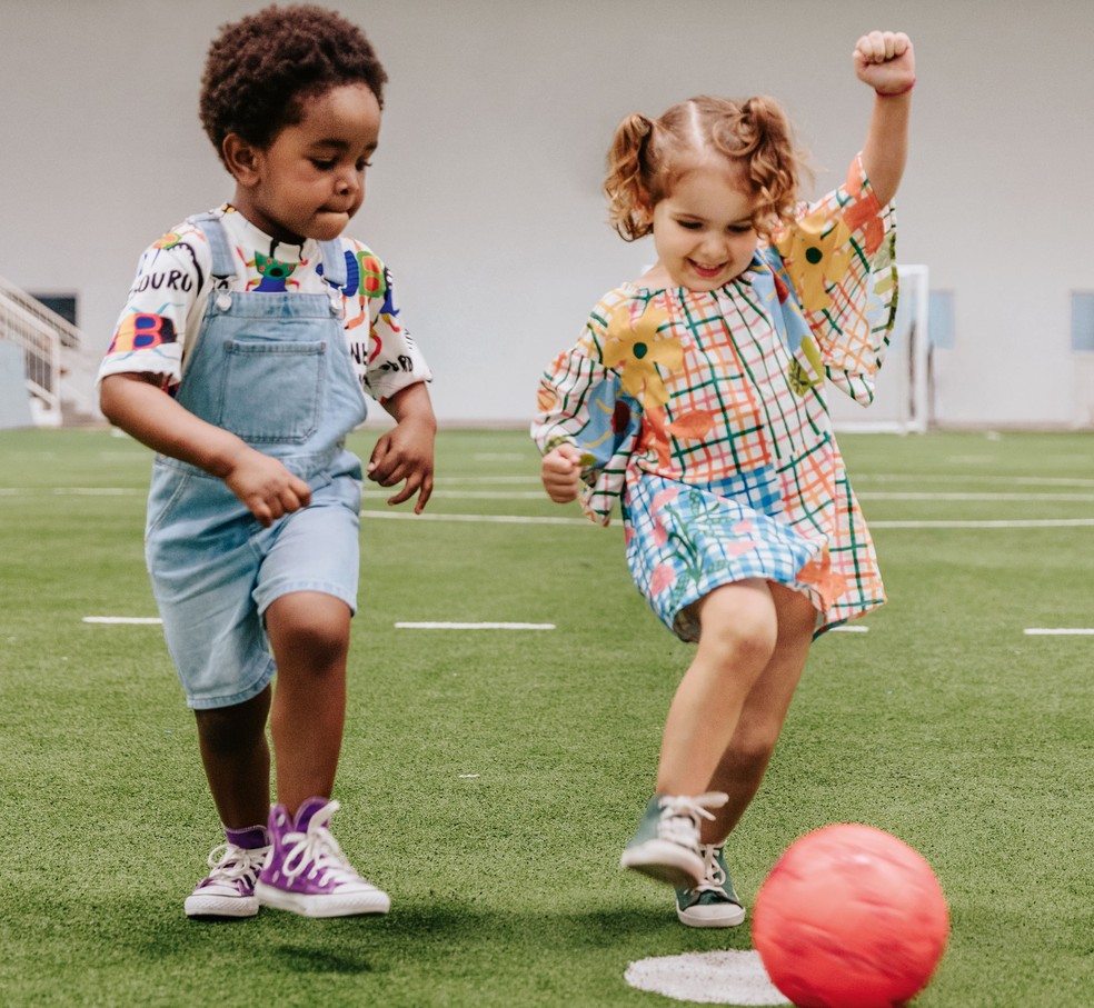 A prática de esportes é essencial na infância e colabora para a saúde mental e física, além de incentivar a socialização — Foto: Babuska