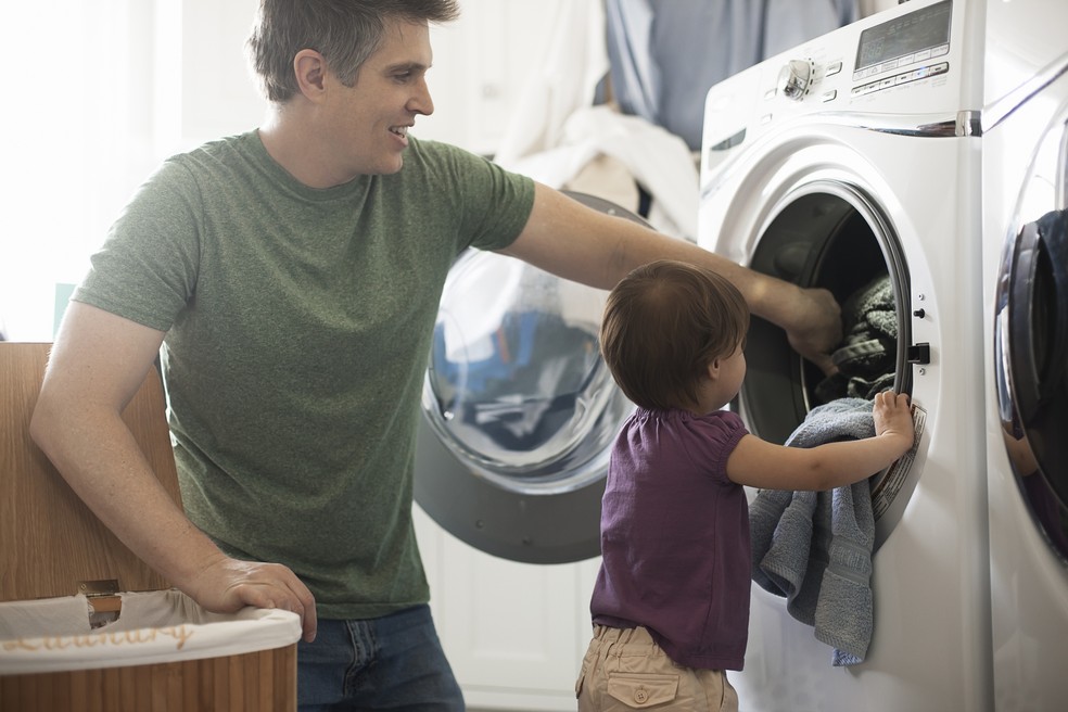 É preciso de cuidados na hora de colocar a roupa na máquina para não danificar o tecido — Foto: GettyImages