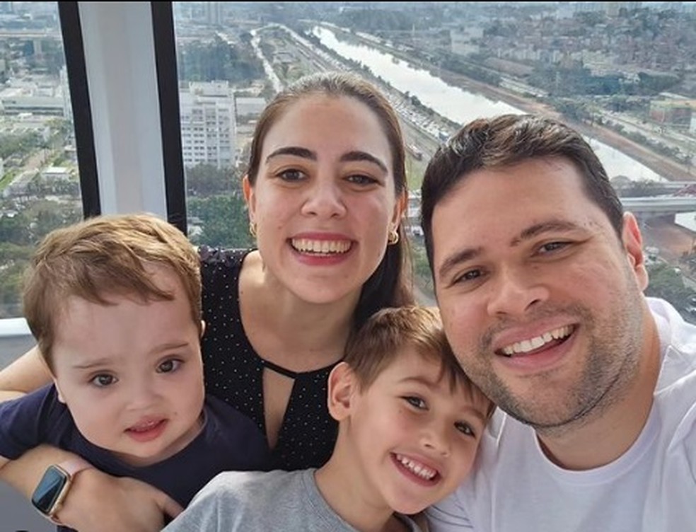 Gustavo, com o irmão, Théo, e os pais, Gabriella e Fernando: "Manter a esperança é importante", diz a mãe — Foto: Arquivo pessoal/ Gabriella Aquino