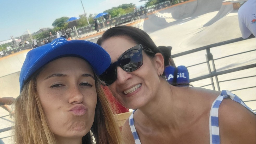 Dora Varella e a mãe, Paula Varella, em uma pista de skate — Foto: Arquivo pessoal