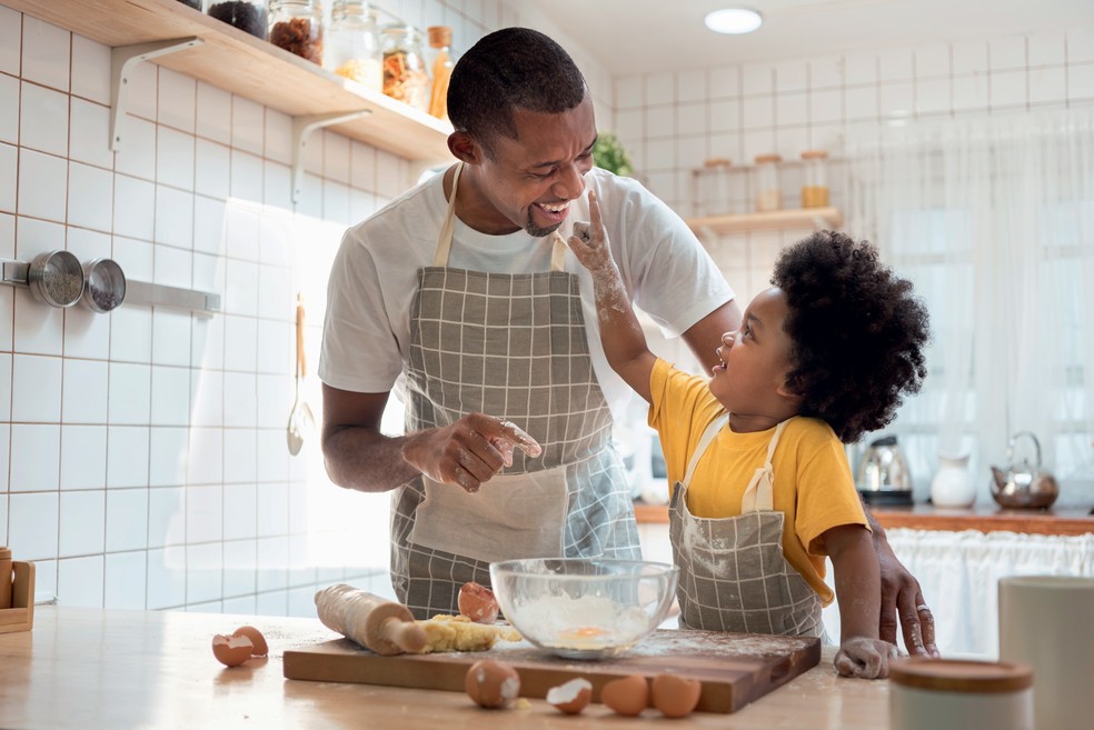 Criança na cozinha — Foto: Getty Images