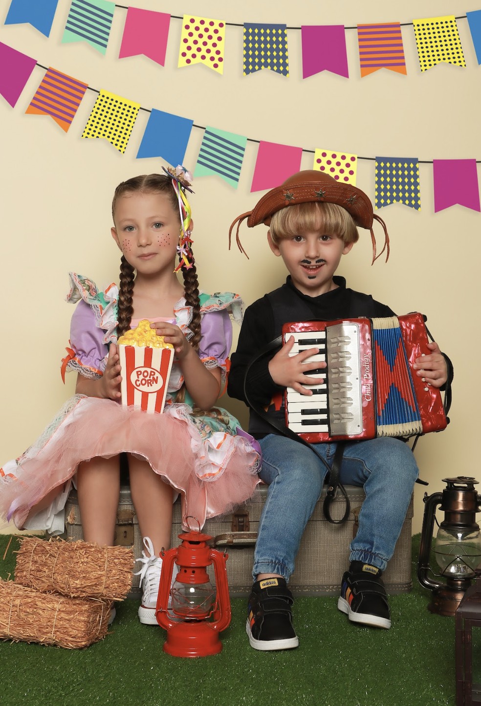 Menino e menina caracterizados de caipira para a festa junina — Foto: Max Fama