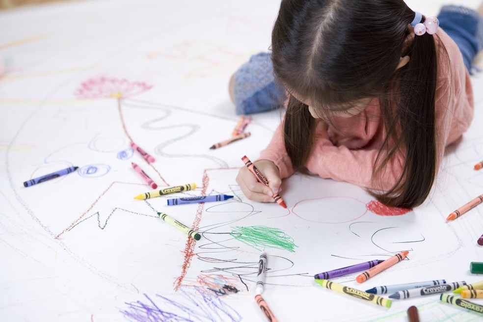 Criança desenhando  (Foto: Getty Images) — Foto: Crescer