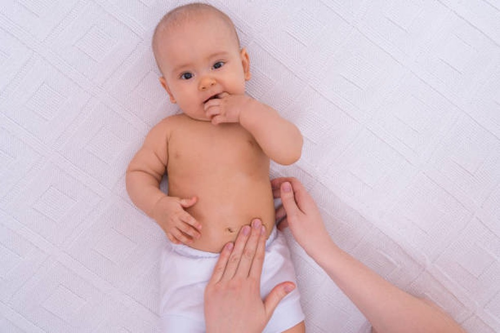 Bebê com mão na boca — Foto: IStock
