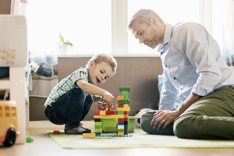 Filho e pai brincando com blocos de montar — Foto: Getty Images