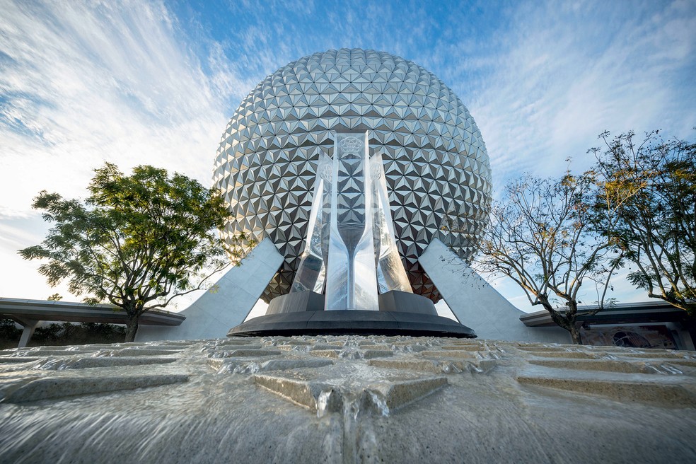 Entrada do Epcot com o clássico globo ao fundo — Foto: Divulgação