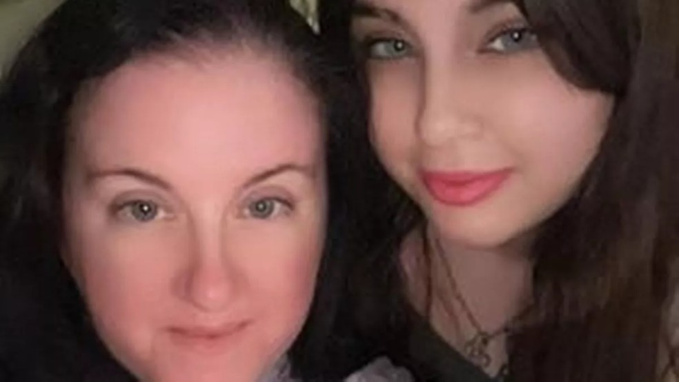 Victoria O'Leary trouxe a filha Fatima da Arábia Saudita para casa depois de 17 anos — Foto: Reprodução Mirror