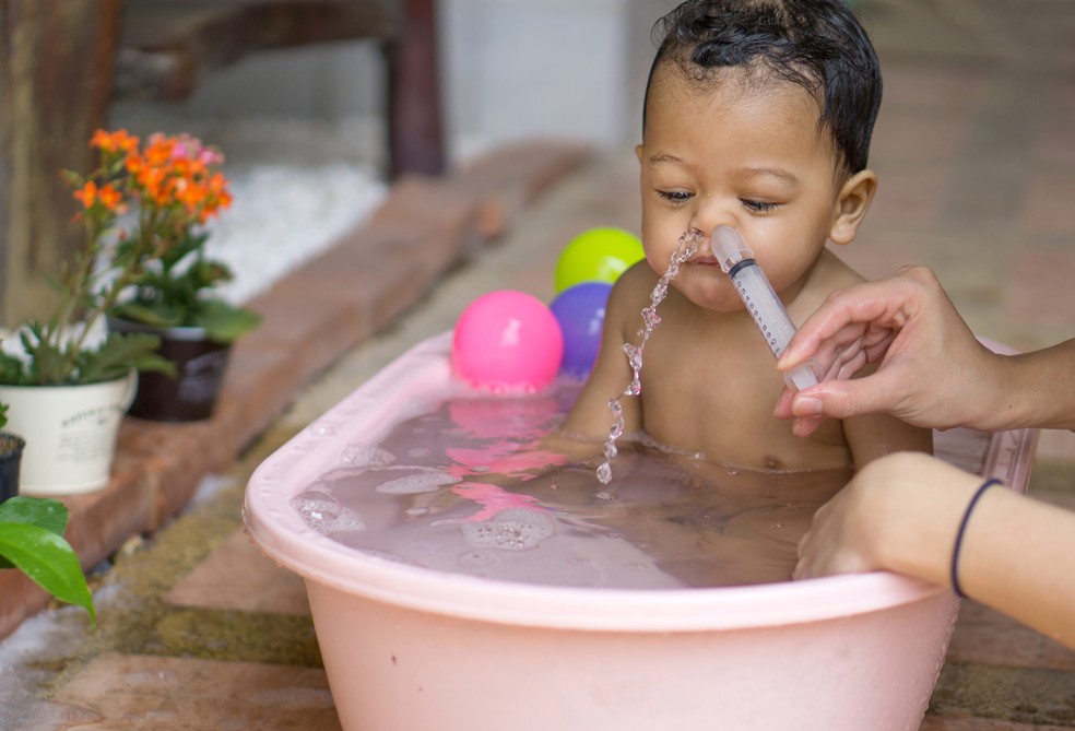 Como fazer lavagem nasal da maneira correta? (Foto: Getty) — Foto: Crescer