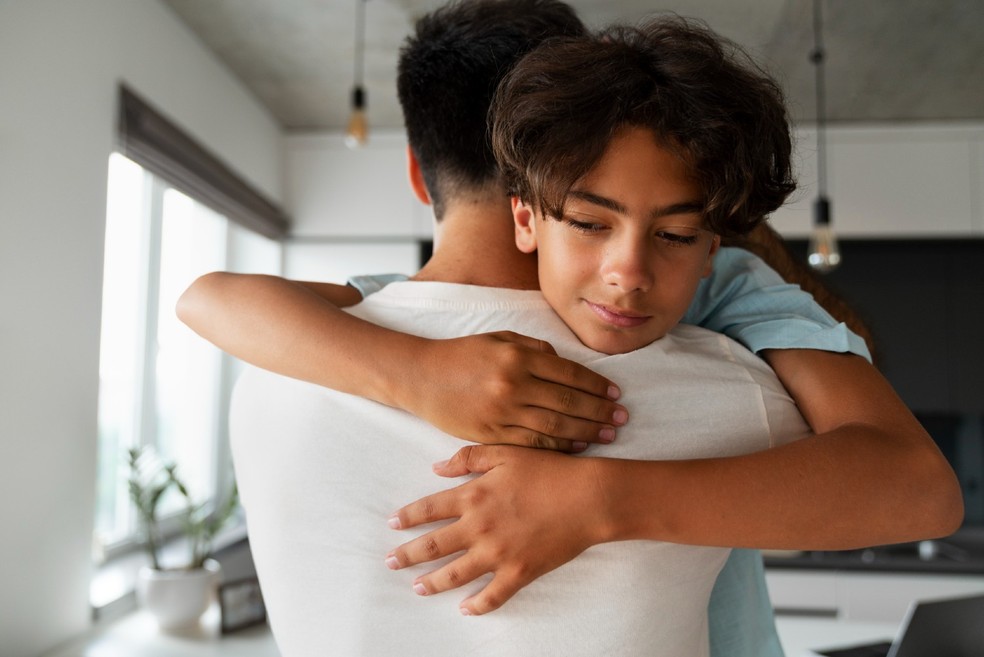 Abraço entre pai e filho — Foto: Freepik