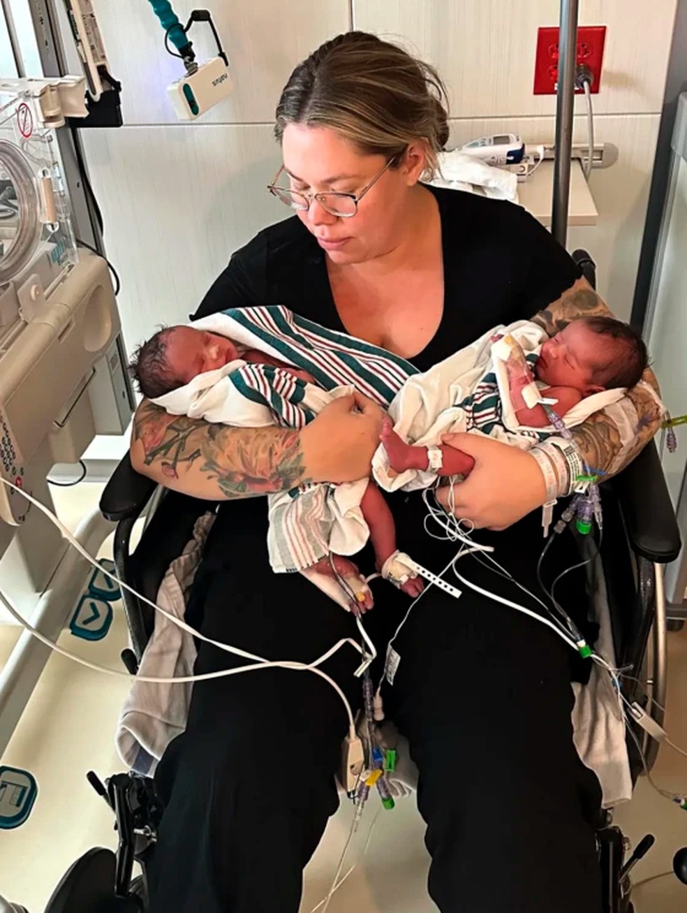 Kailyn Lowry compartilhou uma foto de seus gêmeos, um menino e uma menina, em seu perfil do Instagram, enquanto os pequenos estiveram na UTIN — Foto: Reprodução/Instagram