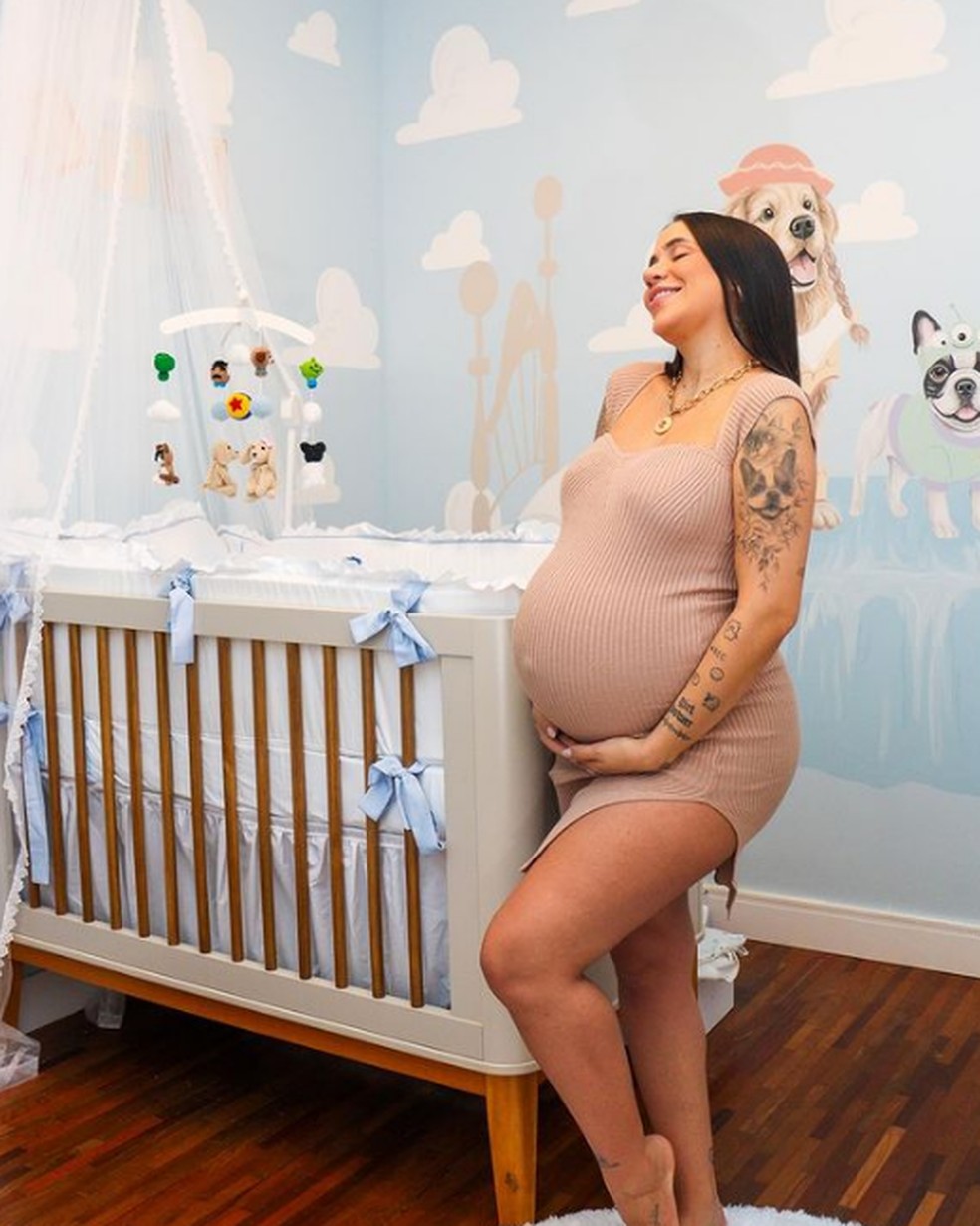 Karine grávida de Levi, no quarto montado para o filho — Foto: Reprodução/Instagram