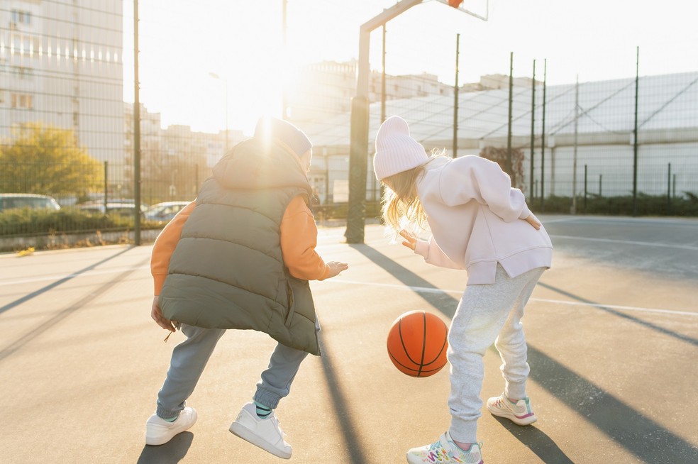 Crianças jogando basquete — Foto: Freepik