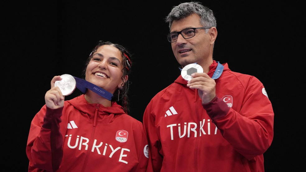 BBC News fonte — Foto: Os medalhistas de prata Sevval Ilayda Tarhan e Yusuf Dikeç, da Turquia, posam com suas medalhas