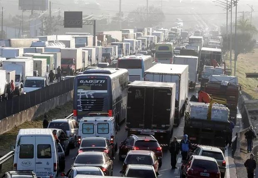 Greve de caminhoneiros em várias cidades do Brasil contra aumento do diesel (Foto: EFE/Sebastião Moreira) — Foto: Epoca Negocios