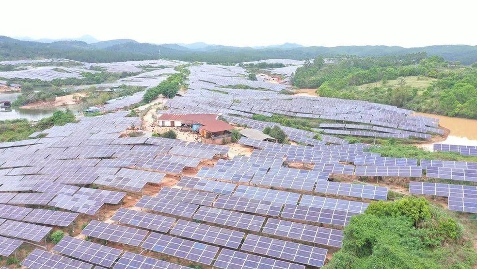 BBC News fonte — Foto: Os painéis solares dominam a paisagem nesta parte da China — e os painéis fabricados na China representam 97% dos instalados em toda a Europa