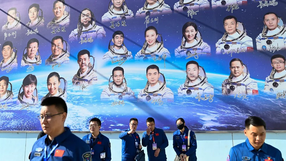 BBC News fonte — Foto: Imagens de astronautas chineses ilustram a parede, destacando a ambição do programa espacial da China