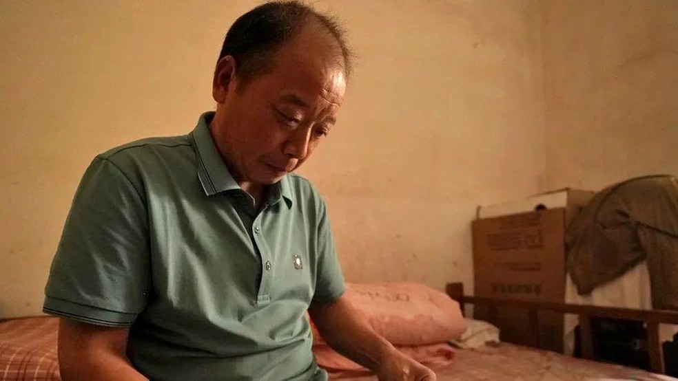 BBC News fonte — Foto: Ren Wenbing afirma que 'não teve escolha', a não ser deixar os filhos com os avós para poder ganhar a vida em Dongguan