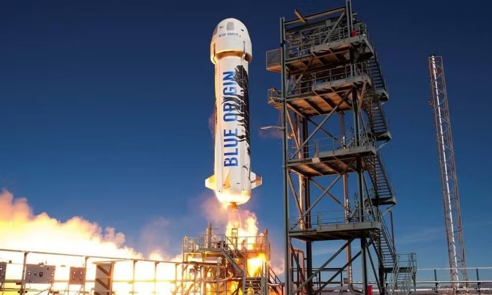 A Blue Origin, de Bezos, usou um foguete reutilizável, o New Shepard, para chegar ao espaço. O voo, realizado na terça-feira, dia 20 de julho, foi o primeiro da empresa com passageiros e sem piloto — Foto: Divulgação