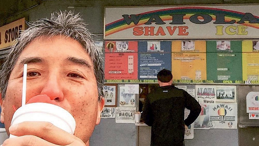 SAUDADES DE CASA - Guy Kawasaki posa na frente de loja da rede Waiola, que vende Shave Ice, sorvete típico do Havaí, sua terra natal — Foto: Reprodução