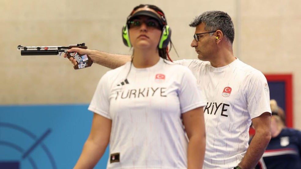 BBC News fonte — Foto: Sevval Ilayda Tarhan (esq.) e Yusuf Dikeç ganharam as primeiras medalhas de tiro olímpico para a Turquia