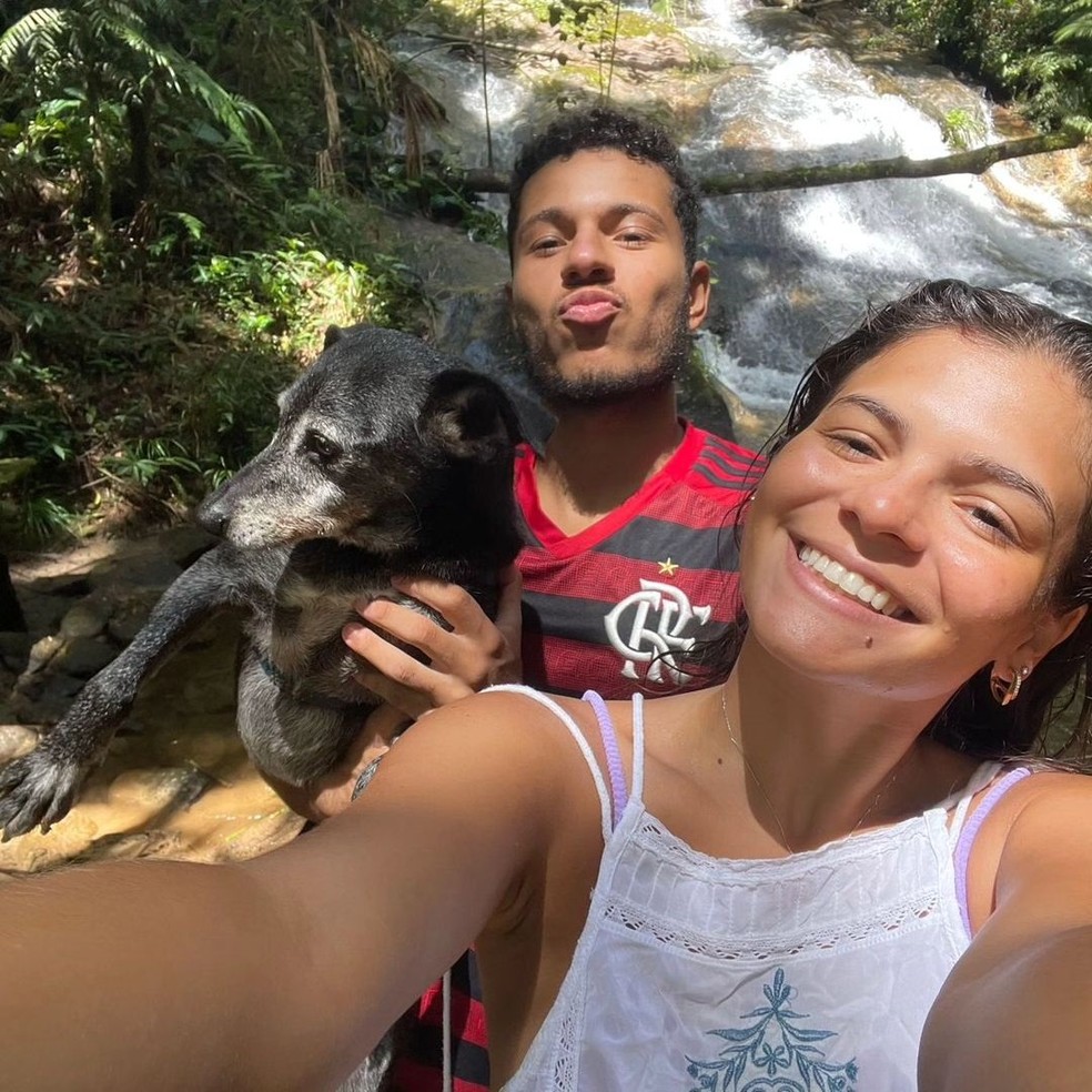 Luana, Irmã de Bruna Marquezine com o namorado — Foto: Instagram