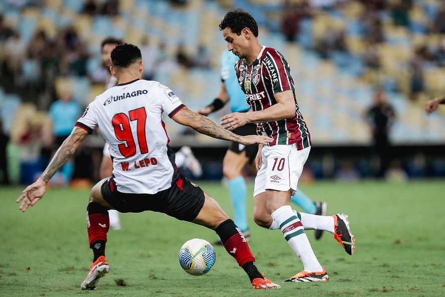 Ganso tenta passar pela marcação do Vitória na derrota do Fluminense no Maracanã