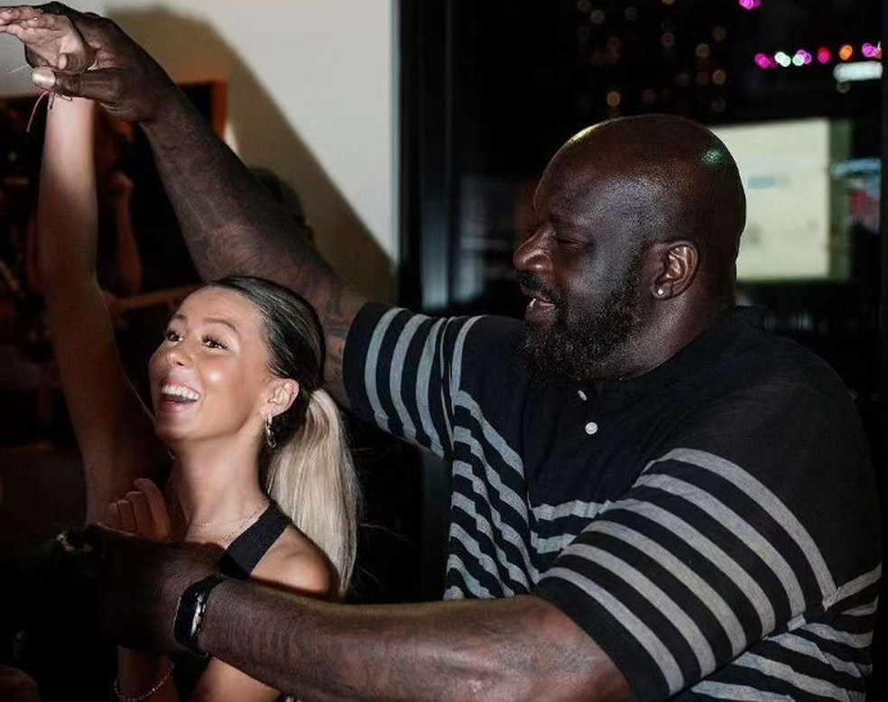 Hailey Welch e Shaquille O'Neal em bar de Nashville: atacando de DJs — Foto: Reprodução/Instagram