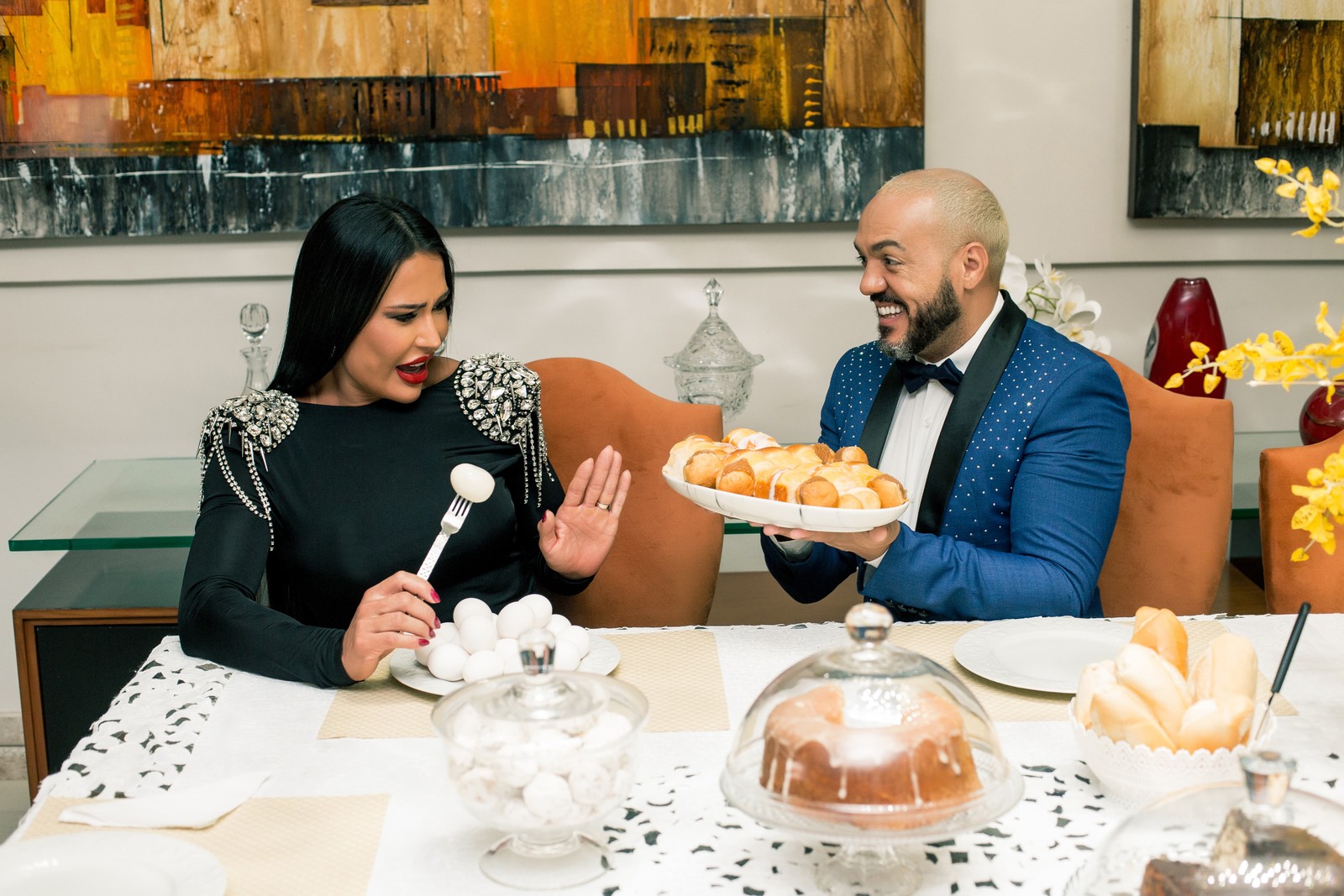 Belo e Gracyanne Barbosa posam em trajes de gala: o Belo e a Fera — Foto: Márcio Farias